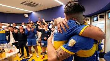 Alan Varela y el abrazo con Pol Fernández, que le regaló la camiseta firmada por todo el plantel. Alan Varela y el abrazo con Pol Fernández, que le regaló la camiseta firmada por todo el plantel.