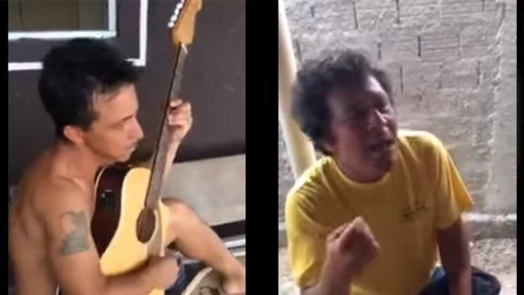 Un albañil la rompe contando el clásico de 4 Non Blondes