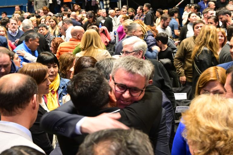 Claudio Larraza es saludado tras la jura. Claudio Larraza es saludado tras la jura.