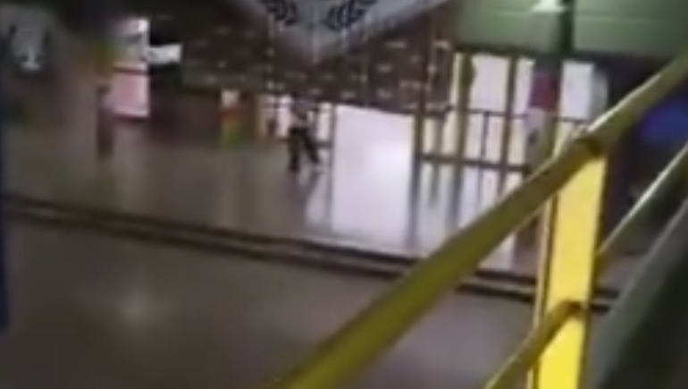 El brutal hecho ocurrió cuando izaban la bandera en un colegio de San Cristóbal