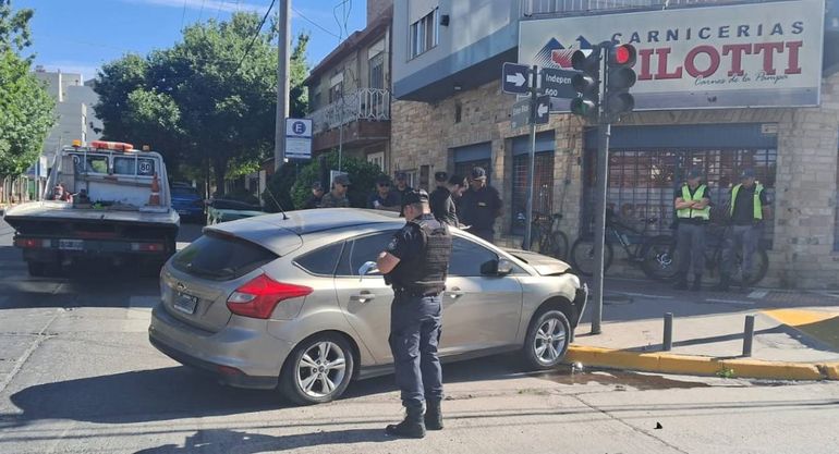 ¿Estaba borracho? Chocó contra un poste, abandonó el auto y se negó al test de alcoholemia