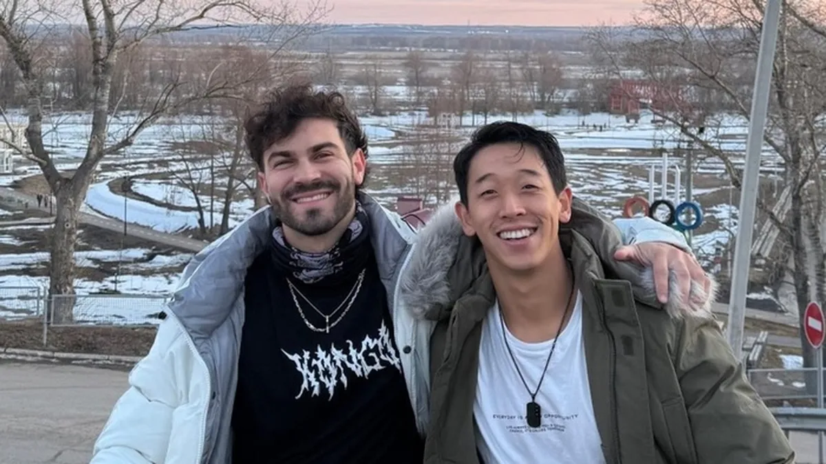 Martín Ku junto a Nicolás Grosman en Rusia durante la grabación del video. Foto: redes sociales.