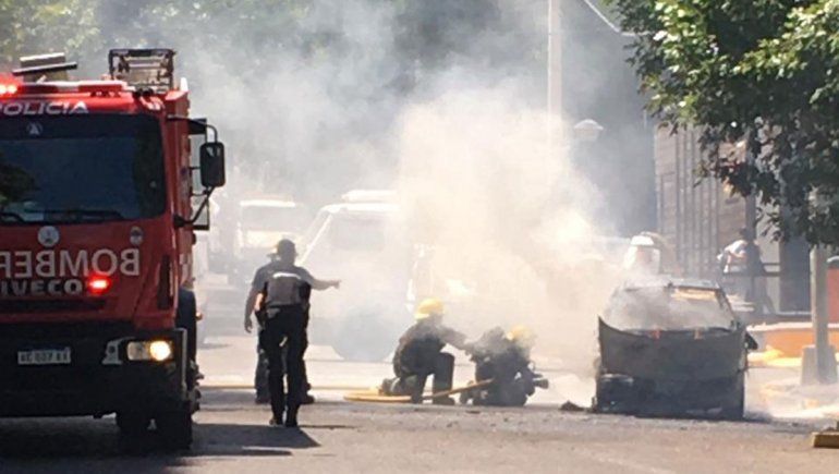 Susto: un auto se incendió en pleno centro de Neuquén
