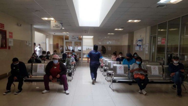 Viral: proyectaron por error película para adultos en centro de vacunación. | Foto referencial.