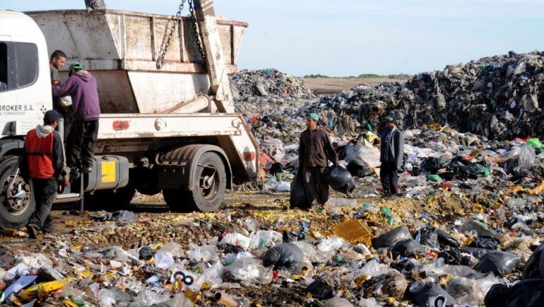 Los restos fueron encontrados por trabajadores del basural. Hay que determinar si las máquinas del lugar generaron las mutilaciones.