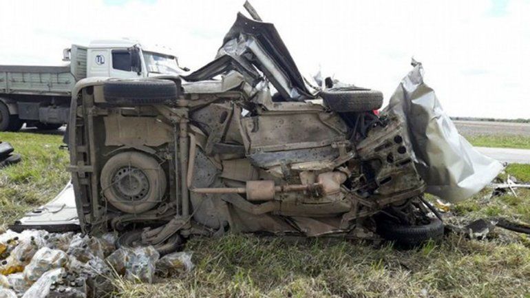 Cinco personas murieron al chocar una camioneta y un camión