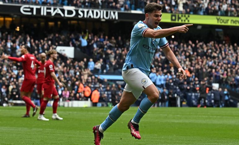 Julían Álvarez anotó el primer gol para el Manchester City.