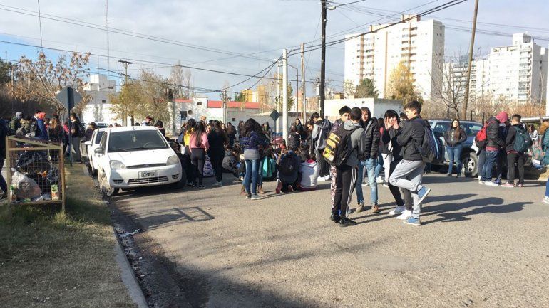 Escracharon a un portero del CPEM 12 por acosar a alumnas