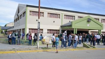 Por la muerte de Esteban Mercado, este jueves el Industrial N°1 de Caleta Olivia está cerrado por luto: el adolescente cursaba 4° año y se destacaba en el equipo que participa en las Olimpíadas Matemáticas. Por la muerte de Esteban Mercado, este jueves el Industrial N°1 de Caleta Olivia está cerrado por luto: el adolescente cursaba 4° año y se destacaba en el equipo que participa en las Olimpíadas Matemáticas.