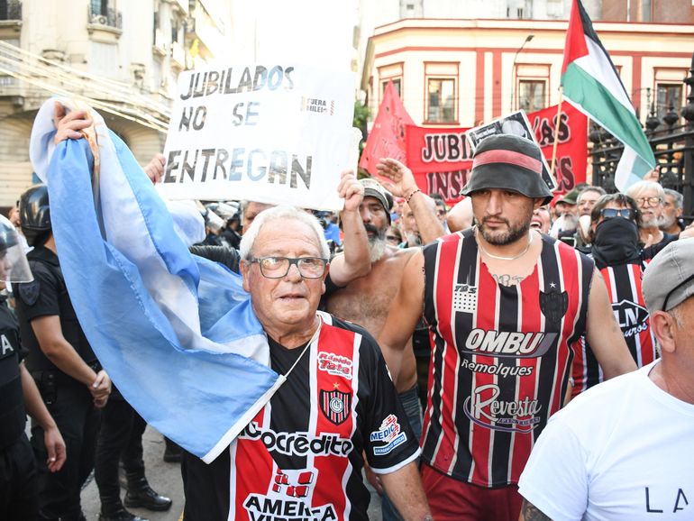 La hinchada de Chacarita marchó con los jubilados el último miércoles y ahora se suma el apoyo de un ícono de la Selección Argentina.