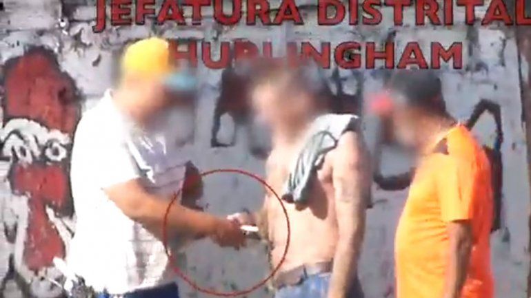 La policía lo siguió bastante tiempo y hasta filmó un video en el que se ve cómo el delincuente realizaba sus transacciones en una villa de Hurlingham. Le secuestraron cocaína y marihuana.