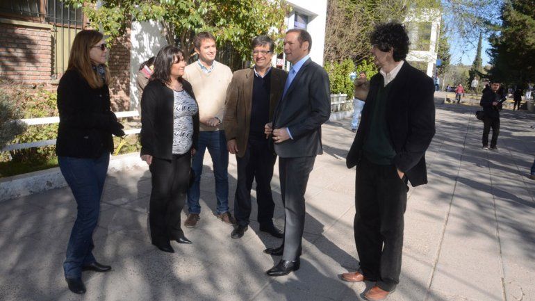 El gobernador y las autoridades universitarias