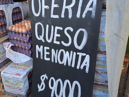 “Quesos menonitas $9000”, un imán que atrae a nuevos y viejos clientes.  “Quesos menonitas $9000”, un imán que atrae a nuevos y viejos clientes.