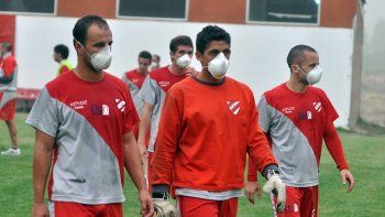 el dia que el rojo neuquino entreno con barbijos y el pais se hizo eco el dia que el rojo neuquino entreno con barbijos y el pais se hizo eco
