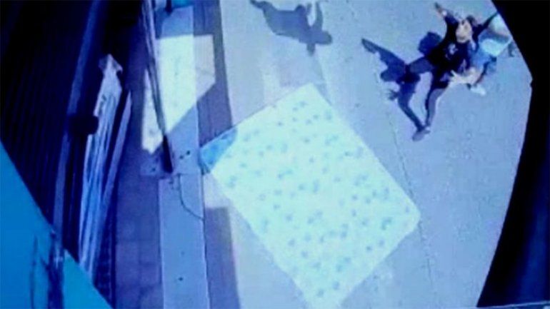 Discutió con su pareja y decidió arrojarse desde el balcón: está grave