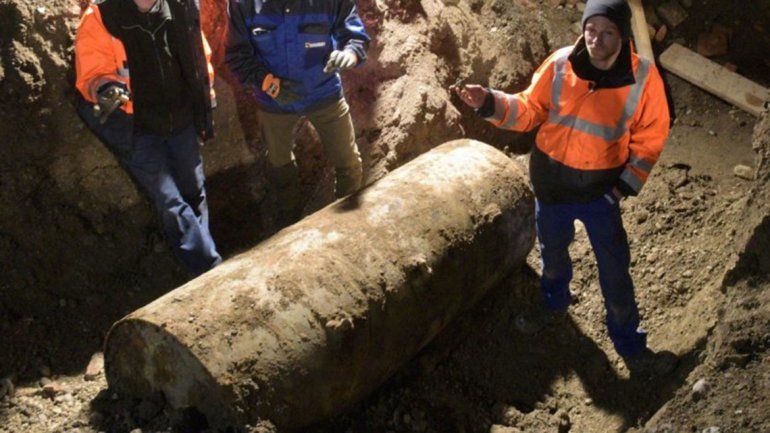 Evacúan a 1800 personas y detonan bomba de 75 años