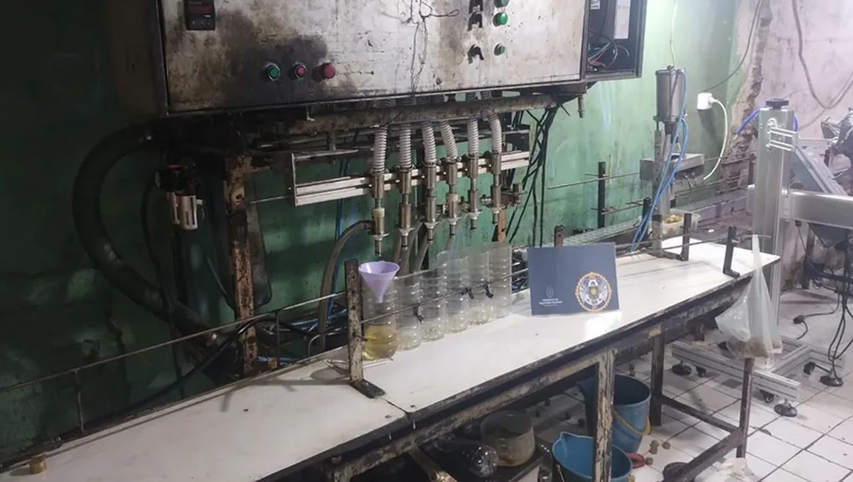 El operativo dejó al descubierto tambores, envases y etiquetas con los que se simulaba aceite de girasol de primera marca, aunque en realidad era una mezcla adulterada.