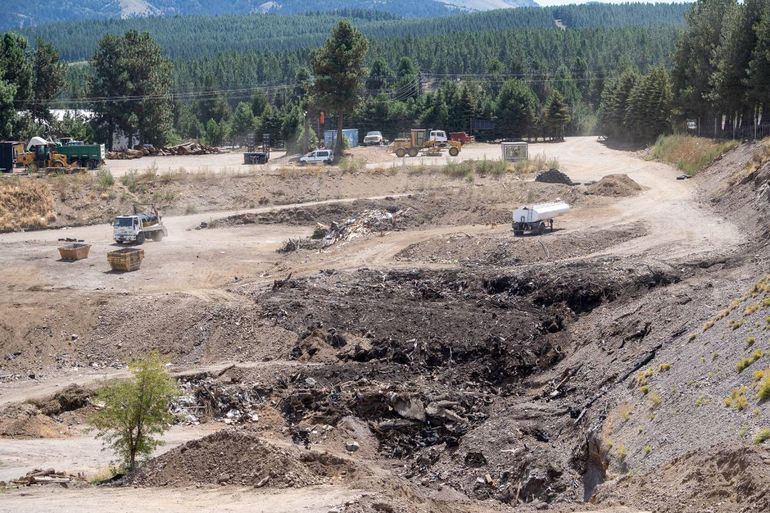 Llevan 40 días sin poder apagar un incendio en una cantera de San Martín de los Andes