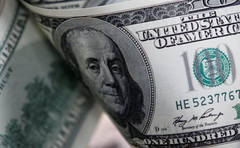 El dólar oficial casi no se movió y el blue se disparó a $72
