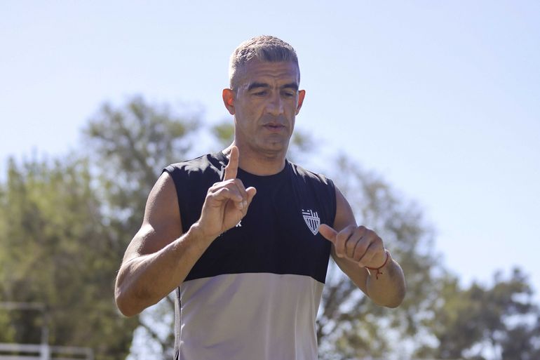 Manolo Berra deja todo en cada entrenamiento y en los partidos para Cipolletti. Es el que más vistió la casaca negra y blanca. Fotos: Anahí Cárdena&nbsp;