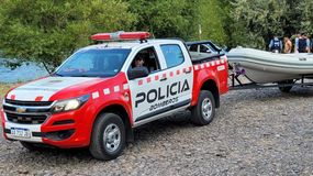 Los Bomberos y la Policía iniciaron los rastrillajes acuáticos. Foto: archivo. | LM Neuquen Los Bomberos y la Policía iniciaron los rastrillajes acuáticos. Foto: archivo.