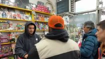 Cada vez son más los argentinos que viajan a Chile a comprar el álbun y las figuritas del mundial. Cada vez son más los argentinos que viajan a Chile a comprar el álbun y las figuritas del mundial.