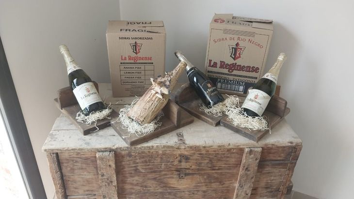 Botellas históricas de la reginense. Foto: prensa Villa Regina. Botellas históricas de la reginense. Foto: prensa Villa Regina.