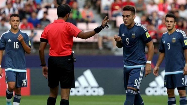 El árbitro echó a Lautaro Martínez ayudado por el video ref. &nbsp;
