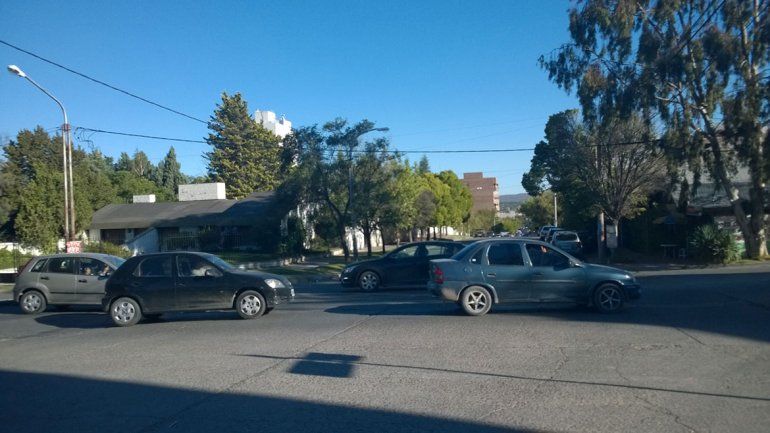 Piden semáforos para un cruce del Área Centro-Oeste