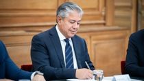 El gobernador Rolando Figueroa poniendo la firma.