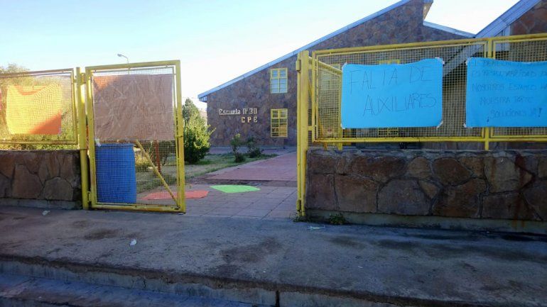 Padres y alumnos tomaron el CPEM de El Huecú