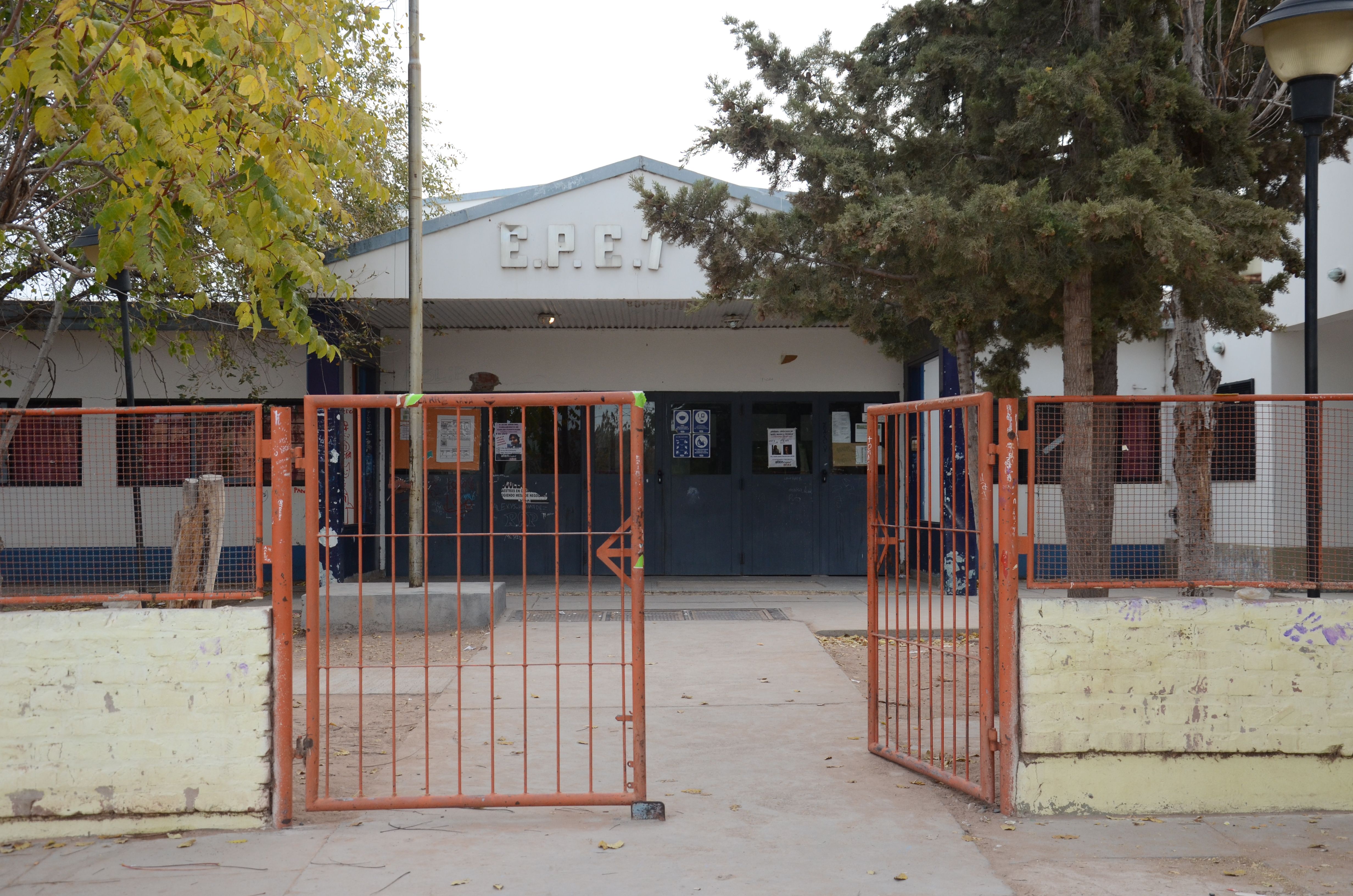 Vecinos reclaman soluciones por la ola de robos a estudiantes de la EPET 3