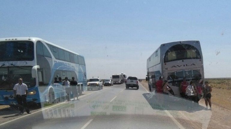 Un colectivo perdió dos ruedas y casi provoca una tragedia sobre la Ruta 22