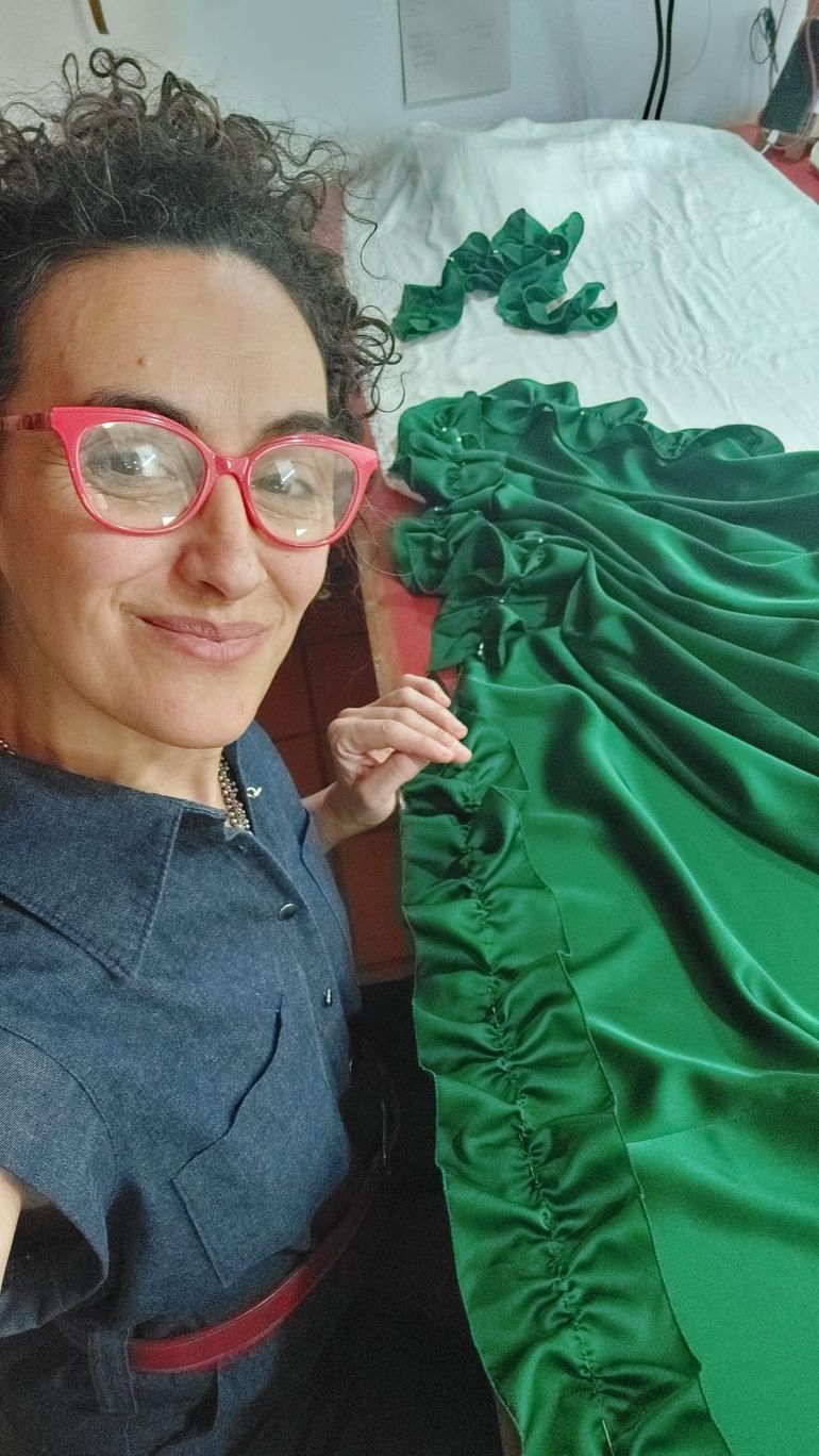 Karina Saade, diseñadora de indumentaria y mamá de una egresada. Karina Saade, diseñadora de indumentaria y mamá de una egresada.