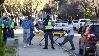 Mujer policia desmayada en Avenida Argentina frente al Comando.jpg