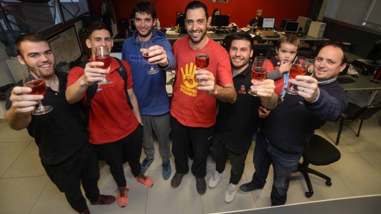 Parte del plantel campeón levantó la copa en el diario. Los Gallegos ganaron