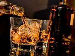 El whisky “es una bebida alcohólica obtenida por la destilación de la malta fermentada. El whisky “es una bebida alcohólica obtenida por la destilación de la malta fermentada.