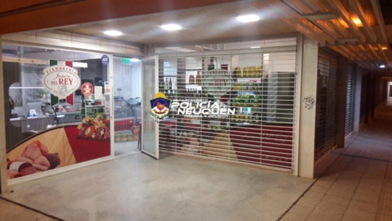 El joven ladrón, de 18 años, fue atrapado infraganti mientras robaba en una fiambrería del oeste neuquino.
