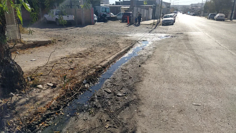 Ordenan al municipio y al EPAS sanear los desbordes cloacales
