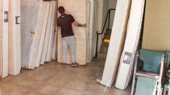 En la planta baja del hotel Patagonia se exhibían ayer los colchones que están a la venta.