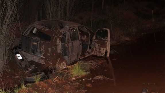 Centenario: un auto volcó y quedó destruido