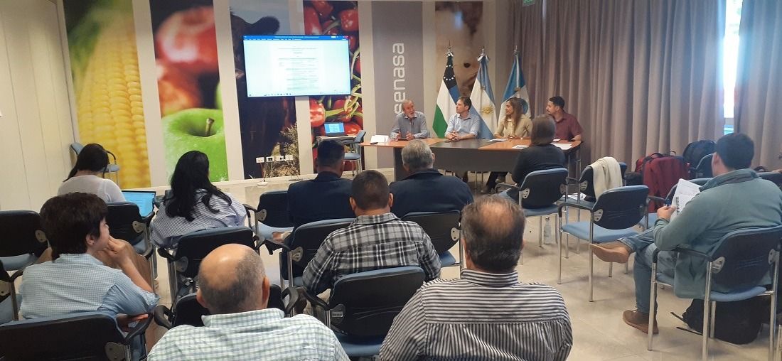 Funcionarios sanitarios de Argentina, Chile, Perú, Ecuador y Uruguay analizan la Técnica del Adulto en Frío (TAF) que protege a la Patagonia de la mosca de los frutos, asegurando mercados internacionales.