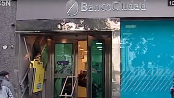 Simularon una pelea y terminaron robando un banco