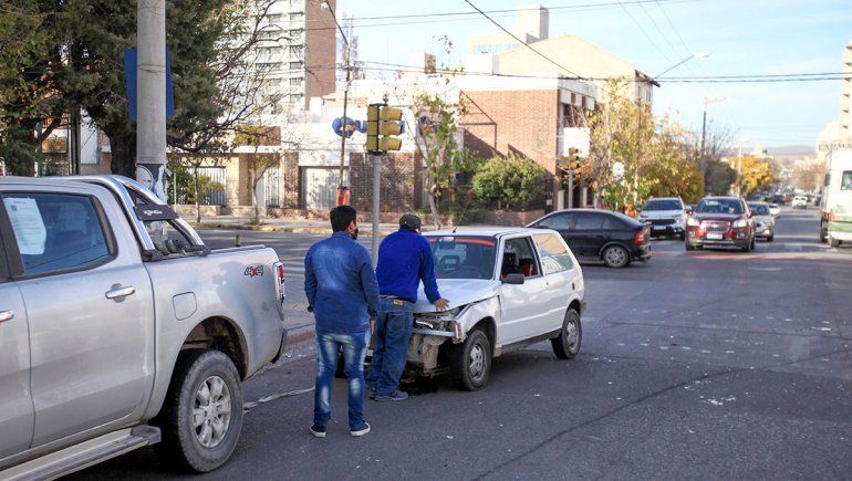 Un conductor resultó herido tras el choque de dos vehículos en pleno centro