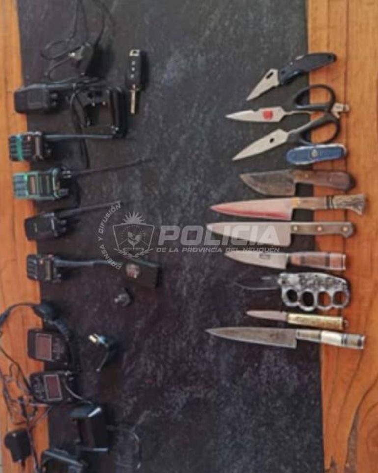 Más de una decena de cuchillos y navajas tenía el delincuente apresado en el barrio Gregorio Álvarez.