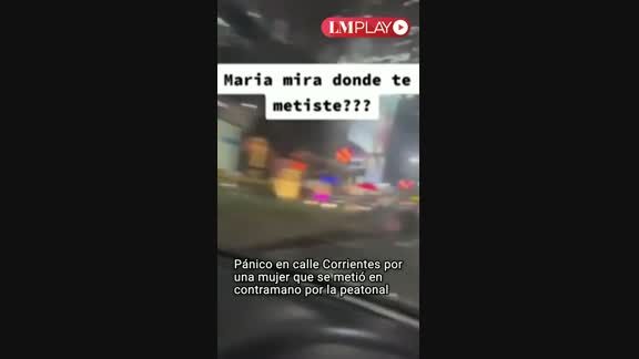 La divertida reacción de dos mujeres que iban por calle Corrientes en contramano