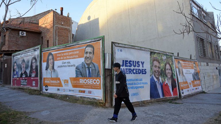 Los afiches que colmaron las paredes antes de las PASO les dejarán lugar a los impresos para las generales.