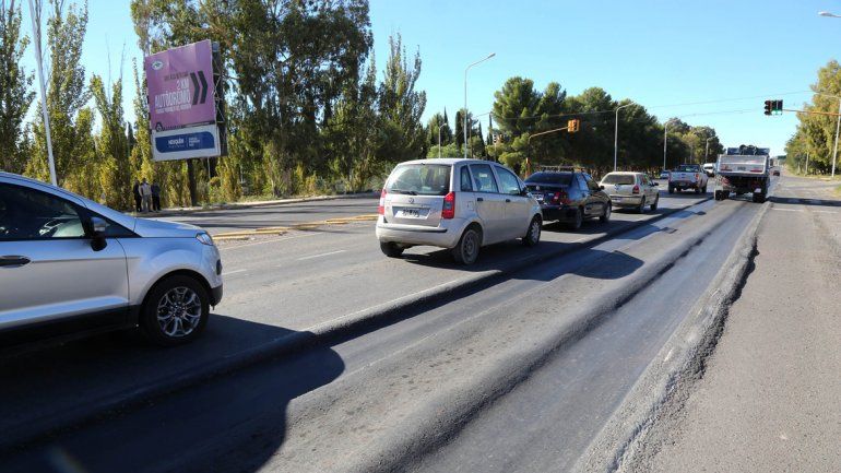 El carril derecho tiene 15 centímetros de desnivel en comparación con el izquierdo. Sólo pasan los camiones.