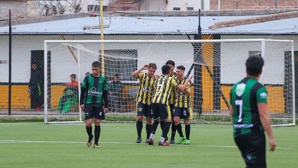 Pacífico le ganó a Villa Iris por 5 a 2 en la tarde del domingo. Fotos: Omar Novoa