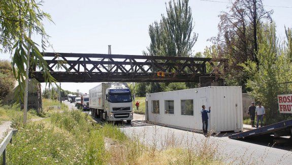 Con una alarmante frecuencia, se producen choques de camiones contra la estructura metálica del tren ferroviario. &nbsp;